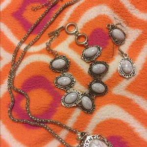 Necklace,bracelet &earings set🌺🌸